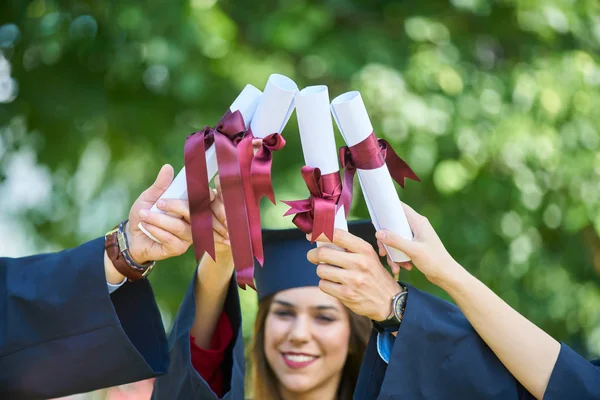 Educação Graduação Conceito Pessoas Grupo Estudantes Internacionais Felizes Placas Argamassa — Fotografia de Stock