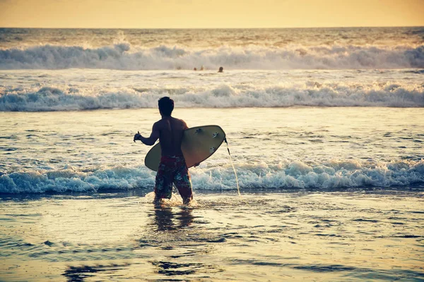 Surfer Ocean Beach Sunset Bali Island Indonesia — Stock Photo, Image