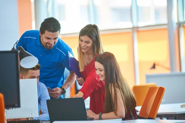 Start Unternehmensgruppe Arbeitet Täglich Modernen Coworking Büroflächen — Stockfoto