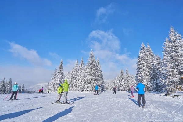 在一个晴朗的日子 高山滑雪坡 冬天山风景 — 图库照片