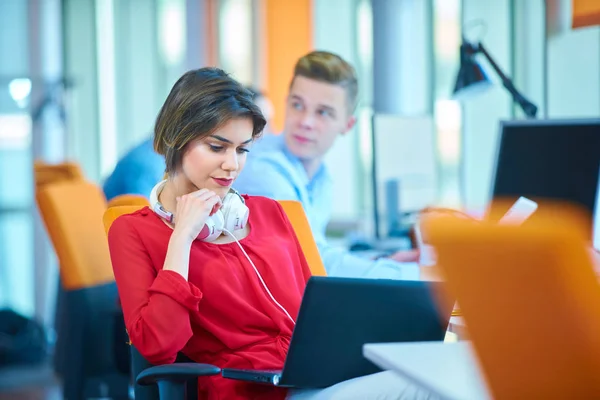 Start Unternehmensgruppe Arbeitet Täglich Modernen Coworking Büroflächen — Stockfoto