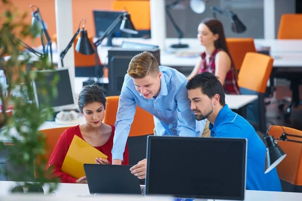 Start Unternehmensgruppe Arbeitet Täglich Modernen Coworking Büroflächen — Stockfoto