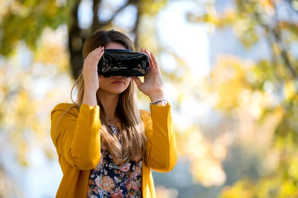 Menina Bonita Usando Fone Ouvido Fora Parque Divertindo — Fotografia de Stock