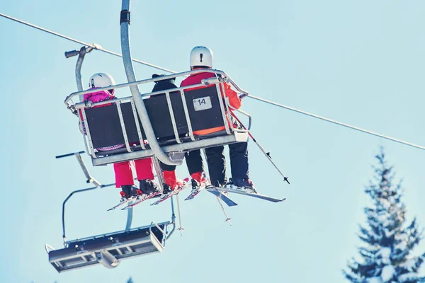 Esquiadores Snowboarders Telesilla —  Fotos de Stock