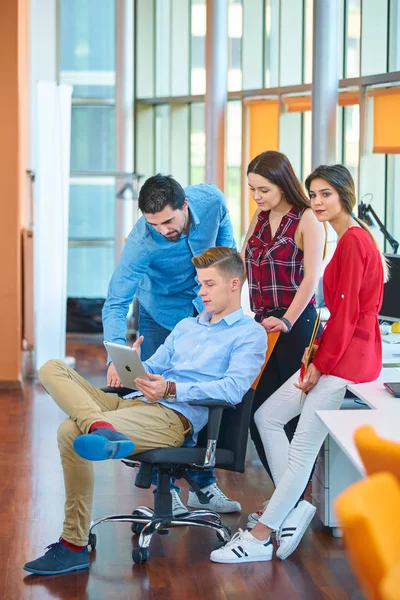 初创企业人集团在现代 Coworking 办公空间工作 — 图库照片