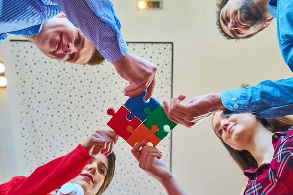 Startup Business People Assembling Jigsaw Puzzle Suporte Equipe Conceito Ajuda — Fotografia de Stock