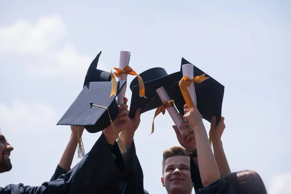 Koncept Vzdělávání Promoce Lidí Skupina Spokojených Mezinárodních Studentů Maltových Deskách — Stock fotografie