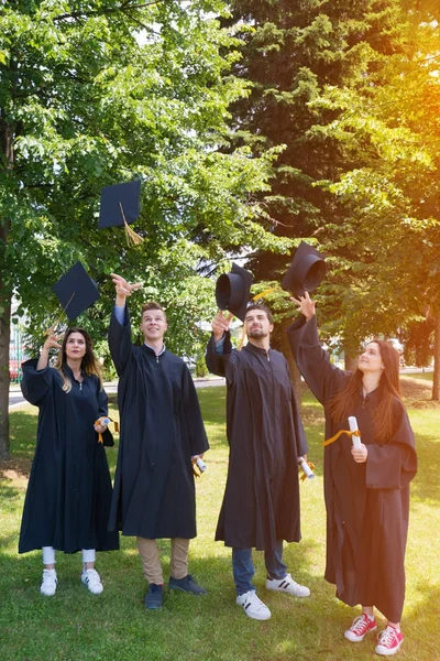 Concepto Educación Graduación Personas Grupo Estudiantes Internacionales Felices Tablas Mortero — Foto de Stock