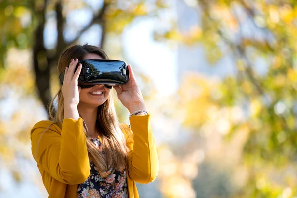 Menina Bonita Usando Fone Ouvido Fora Parque Divertindo — Fotografia de Stock