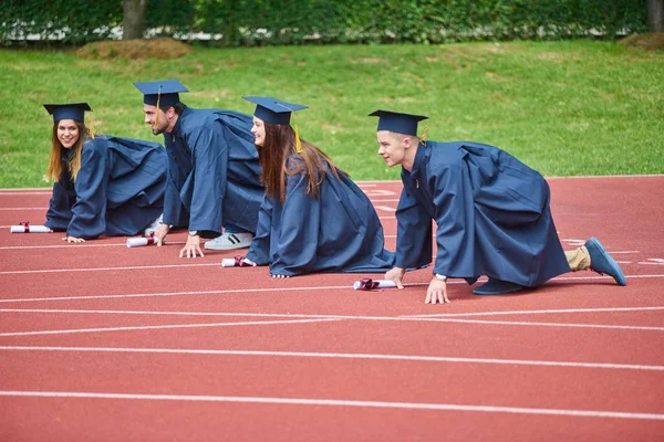 Edukacja Dyplom Koncepcja Ludzi Grupa Szczęśliwych Studentów Zagranicznych Moździerzach Sukniach — Zdjęcie stockowe