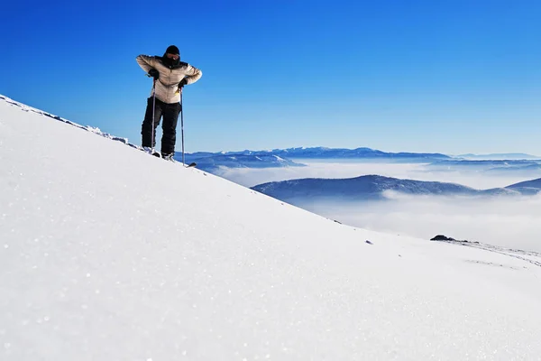Lyžařské Túry Muž Dosahuje Vrcholu Úsvitu Švýcarských Alpách — Stock fotografie
