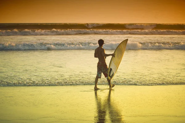 Surfista Playa Del Océano Atardecer Isla Bali Indonesia — Foto de Stock