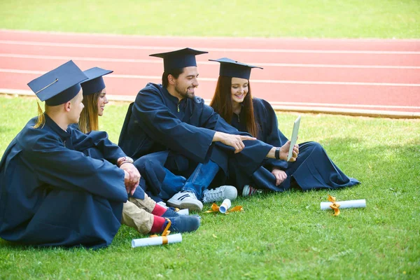 Concepto Educación Graduación Personas Grupo Estudiantes Internacionales Felices Tablas Mortero — Foto de Stock