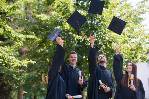 Edukacja Dyplom Koncepcja Ludzi Grupa Szczęśliwych Studentów Zagranicznych Moździerzach Sukniach — Zdjęcie stockowe