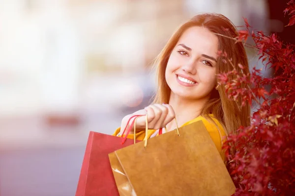 Menina Bonita Com Sacos Compras Divertindo Comprador Shopaholic — Fotografia de Stock