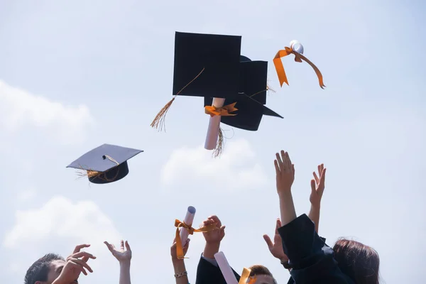 Educação Graduação Conceito Pessoas Grupo Estudantes Internacionais Felizes Placas Argamassa — Fotografia de Stock