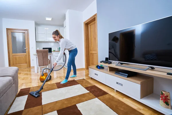 Vrouw Die Vloer Van Het Huis Reinigt — Stockfoto