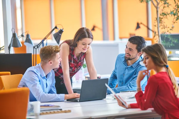 Başlangıç iş adamları grup çalışma günlük iş modern adlı ofis coworking