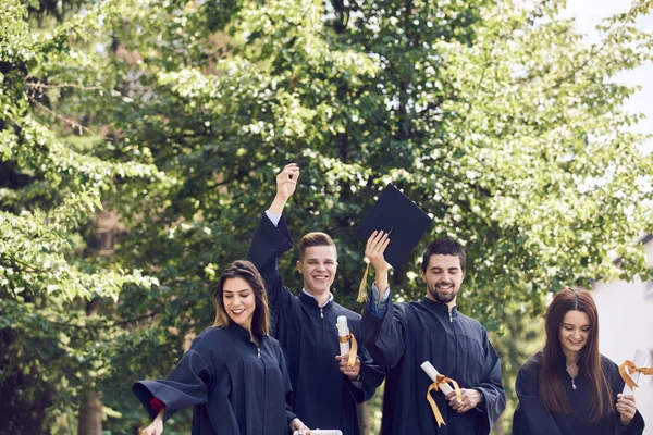 Edukacja Dyplom Koncepcja Ludzi Grupa Szczęśliwych Studentów Zagranicznych Moździerzach Sukniach — Zdjęcie stockowe