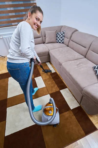 Vrouw Die Vloer Van Het Huis Reinigt — Stockfoto