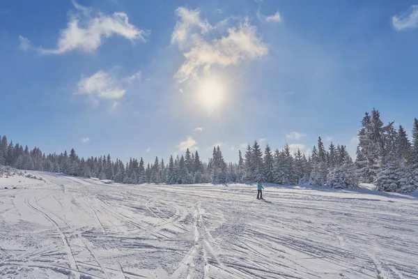 Górski Stok Narciarski Słoneczny Dzień Zima Góry Krajobraz — Zdjęcie stockowe