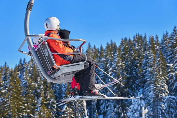 Skiërs Snowboarders Een Skilift — Stockfoto