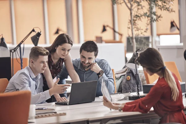 Başlangıç iş adamları grup çalışma günlük iş modern adlı ofis coworking