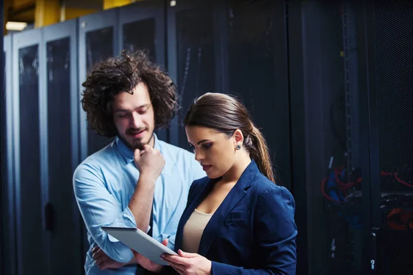 sunucu bakım bir veri merkezinde çalışan iki genç teknisyen