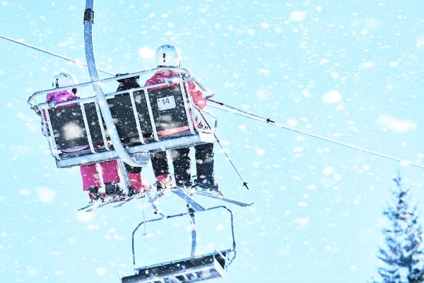 スキーヤーとスノーボーダーはスキー場のリフト — ストック写真