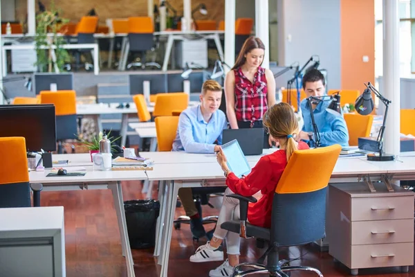 Başlangıç iş adamları grup çalışma günlük iş modern adlı ofis coworking