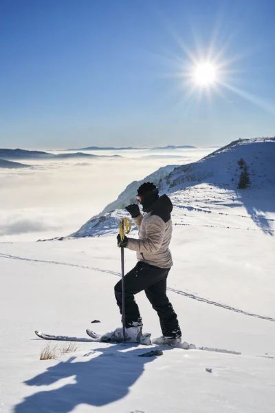 Lyžařské Túry Muž Dosahuje Vrcholu Úsvitu Švýcarských Alpách — Stock fotografie