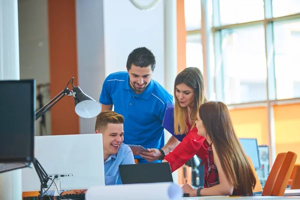 Start Unternehmensgruppe Arbeitet Täglich Modernen Coworking Büroflächen — Stockfoto