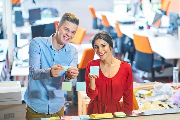 Negócio Startup Planejamento Gestão Conceito Pessoas Equipe Criativa Feliz Escrevendo — Fotografia de Stock