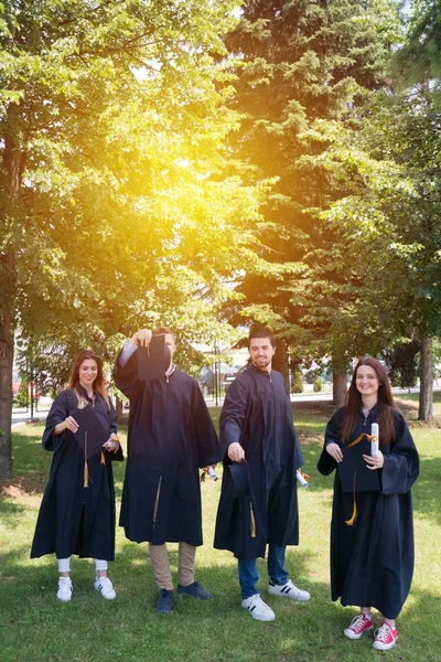 Edukacja Dyplom Koncepcja Ludzi Grupa Szczęśliwych Studentów Zagranicznych Moździerzach Sukniach — Zdjęcie stockowe