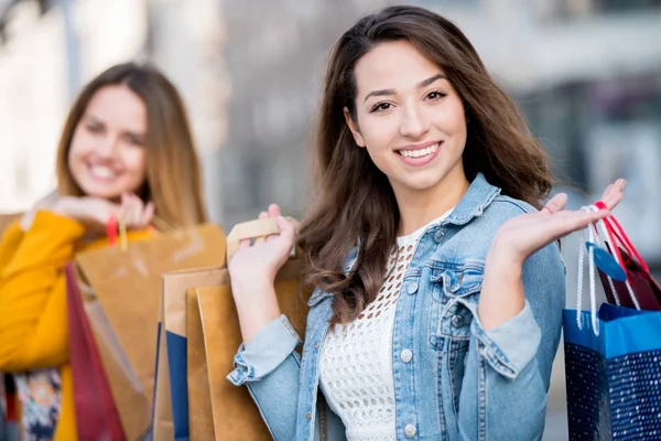 Ragazze Felici Che Fanno Shopping Fine Autunno Borse Passeggiate Vacanze — Foto Stock