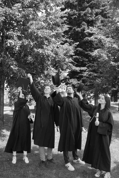 Onderwijs Afstuderen Mensen Concept Groep Gelukkige Internationale Studenten Mortierbesturen Bachelor — Stockfoto