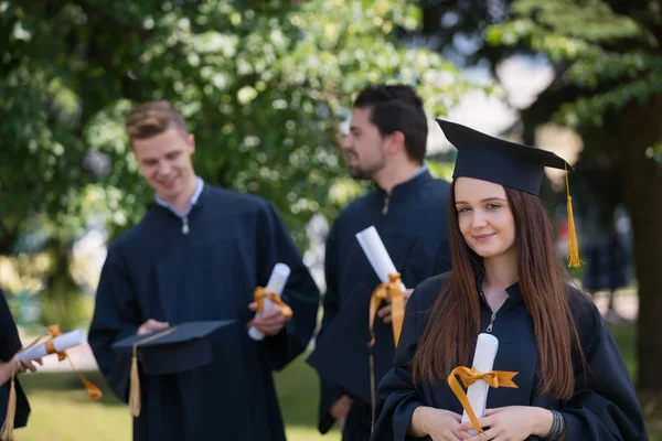 Educação Graduação Conceito Pessoas Grupo Estudantes Internacionais Felizes Placas Argamassa — Fotografia de Stock