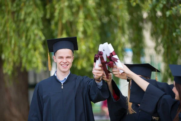 Educação Graduação Conceito Pessoas Grupo Estudantes Internacionais Felizes Placas Argamassa — Fotografia de Stock