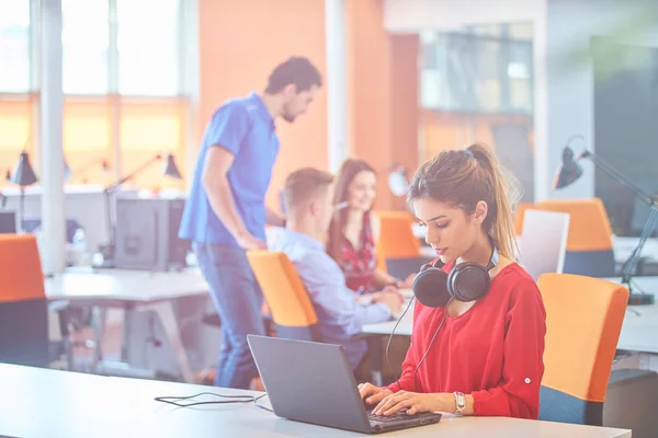 Start Unternehmensgruppe Arbeitet Täglich Modernen Coworking Büroflächen — Stockfoto