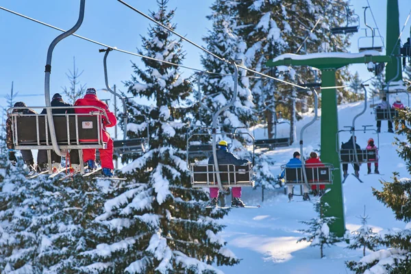Kayakçı ve snowboard üzerinde bir teleferik