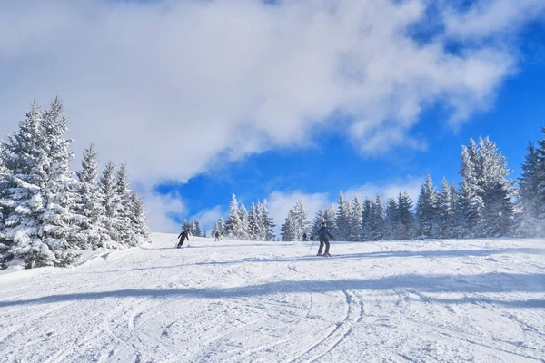 晴れた日に山スキー場 冬の山の風景 — ストック写真