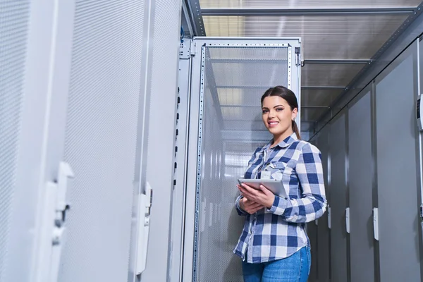 Tecnico Donna Che Lavora Alla Manutenzione Del Server Nella Sala — Foto Stock