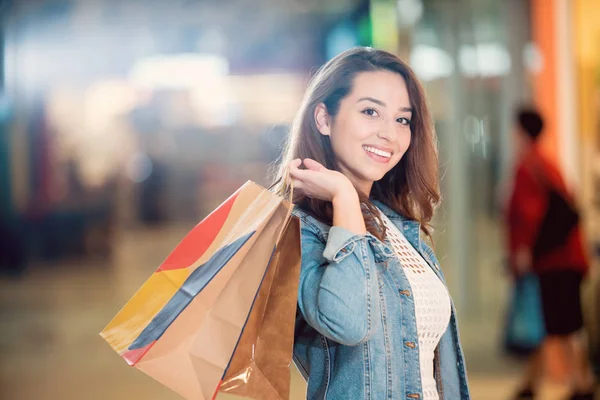 Menina Bonita Com Sacos Compras Divertindo Comprador Shopaholic — Fotografia de Stock