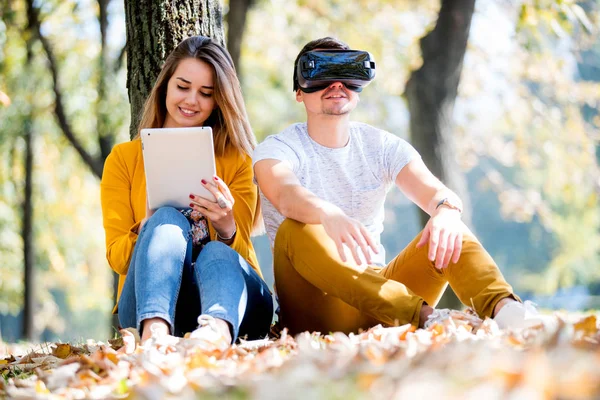 Çeşitli teknik okul becerikli alet, tablet, vr, kavram kullanarak dışında oturan Çift