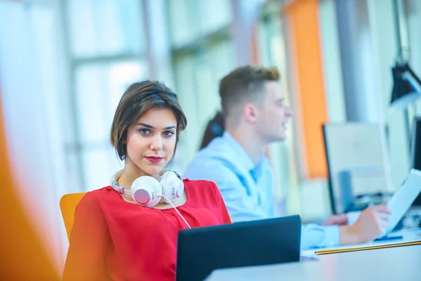 Start Unternehmensgruppe Arbeitet Täglich Modernen Coworking Büroflächen — Stockfoto