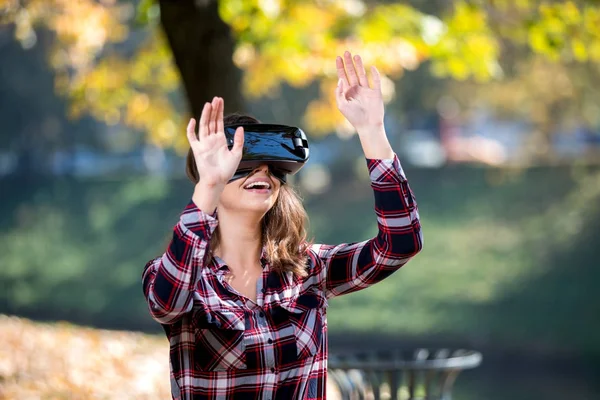 Chica Bonita Usando Auriculares Afuera Parque Divirtiéndose — Foto de Stock