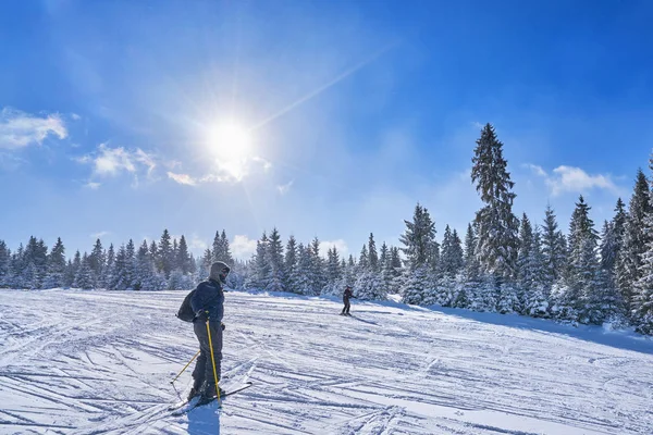 güneşli bir dağ kayak pisti. Kış dağ manzarası