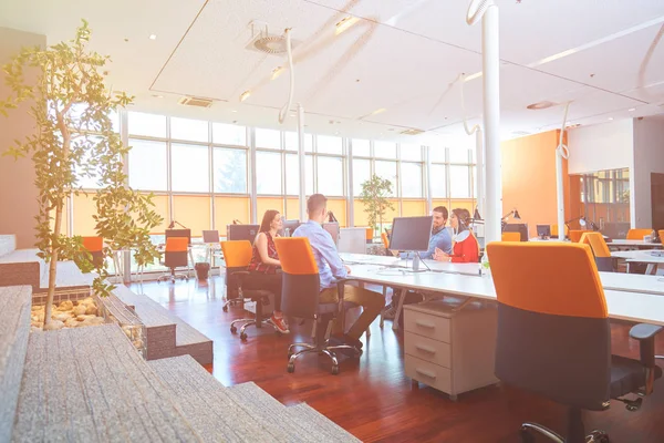 Başlangıç iş adamları grup çalışma günlük iş modern adlı ofis coworking