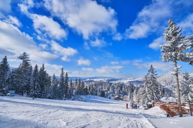 güneşli bir dağ kayak pisti. Kış dağ manzarası