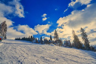 güneşli bir dağ kayak pisti. Kış dağ manzarası